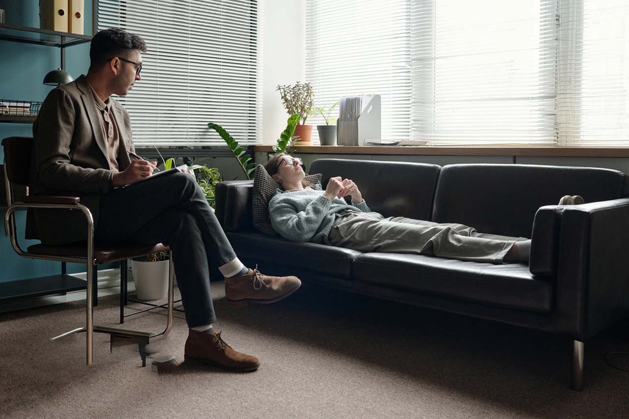 AI 裁员潮来袭，54% 程序员陷入职业恐慌，中年职场人如何化解淘汰焦虑